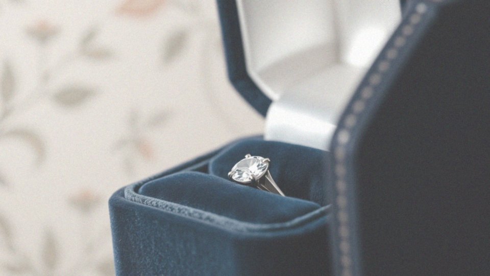 Co charakteryzuje pierścionki zaręczynowe z diamentami?
