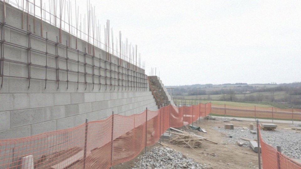 Jakie zabezpieczenia są potrzebne w trakcie budowy muru oporowego?