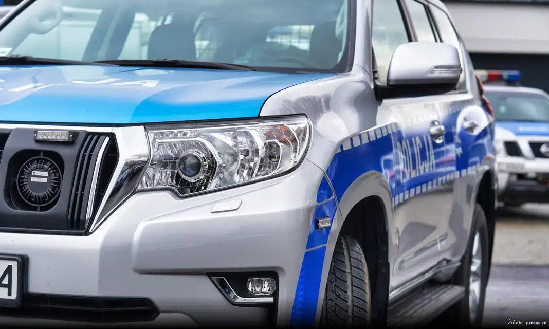 Pojazd stoczył się na radiowóz podczas zakupów w Lipnicy